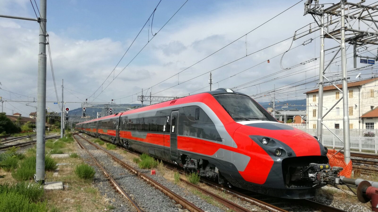 Il nuovo Etr 700 in stazione a Pistoia