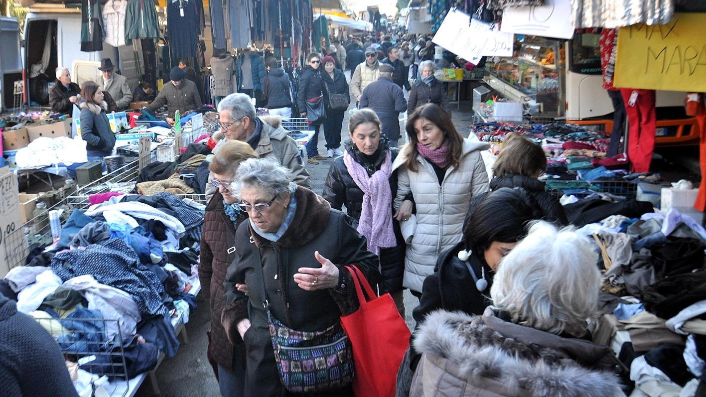 Mercato straordinario Domani tornano i banchi per lo shopping pasquale Mercato straordinario Domani tornano i banchi per lo shopping pasquale