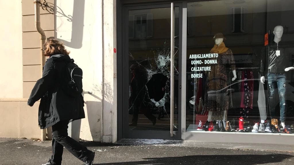 La vetrina del negozio di via Roma sfondata dai ladri