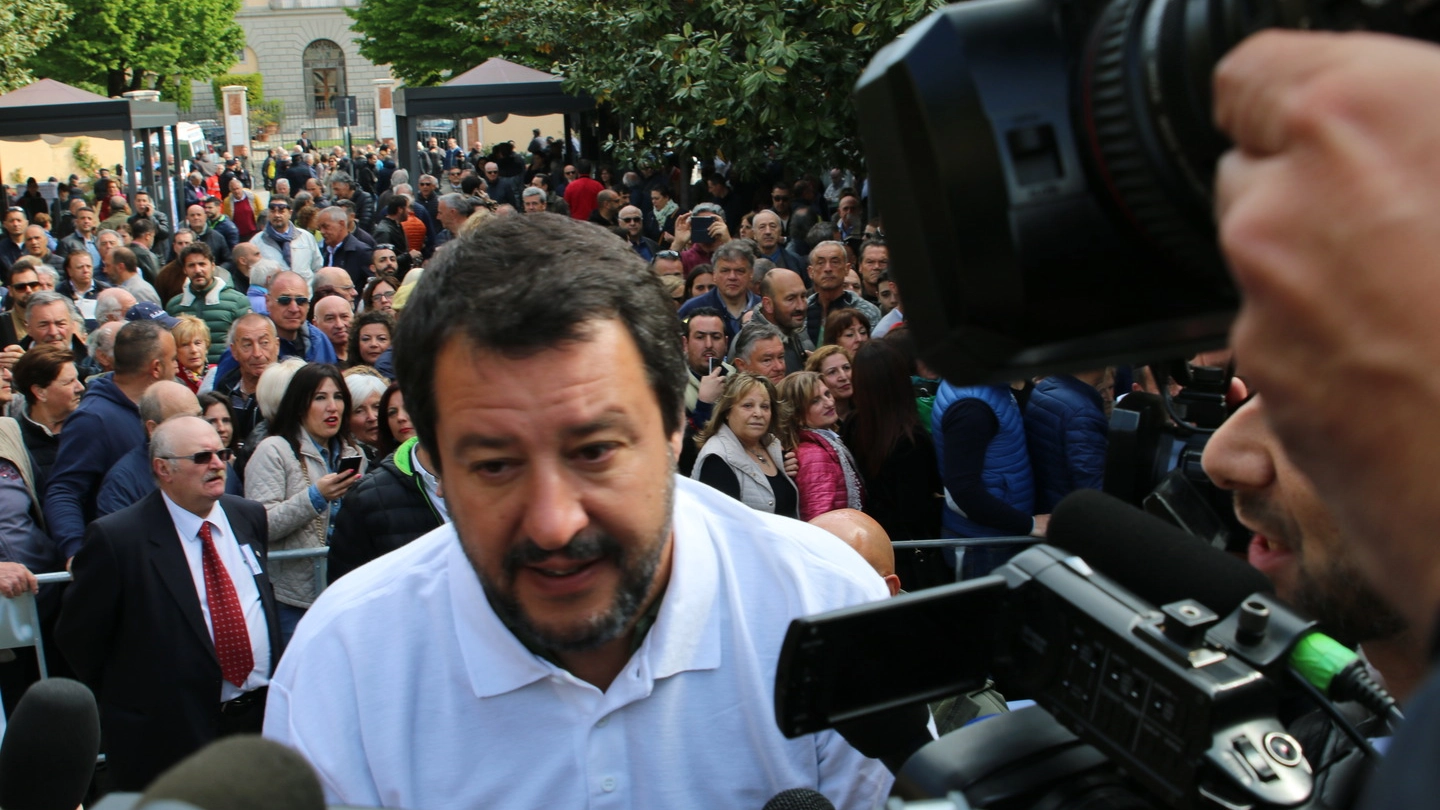 Il comizio di San Giuliano Terme: il ministro parla della sempre contestata manifestazione anti-proibizionista