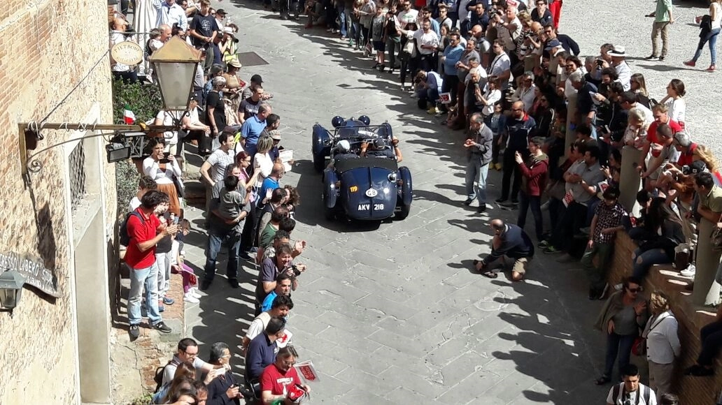 Un'auto storica attraversa il centro di San Miniato tra due ali di folla