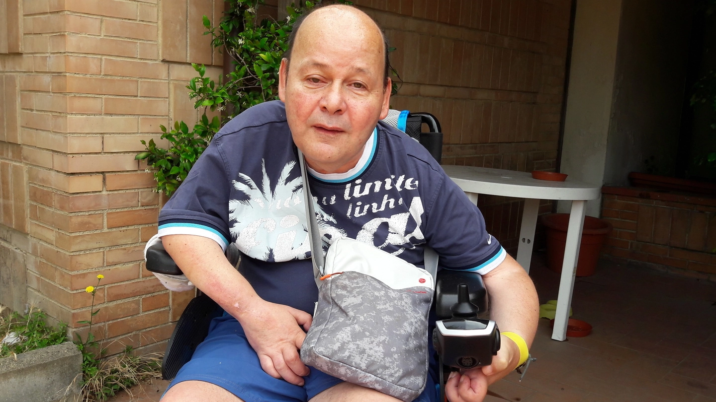 Luca Desii è un ragioniere di 50 anni con disabilità