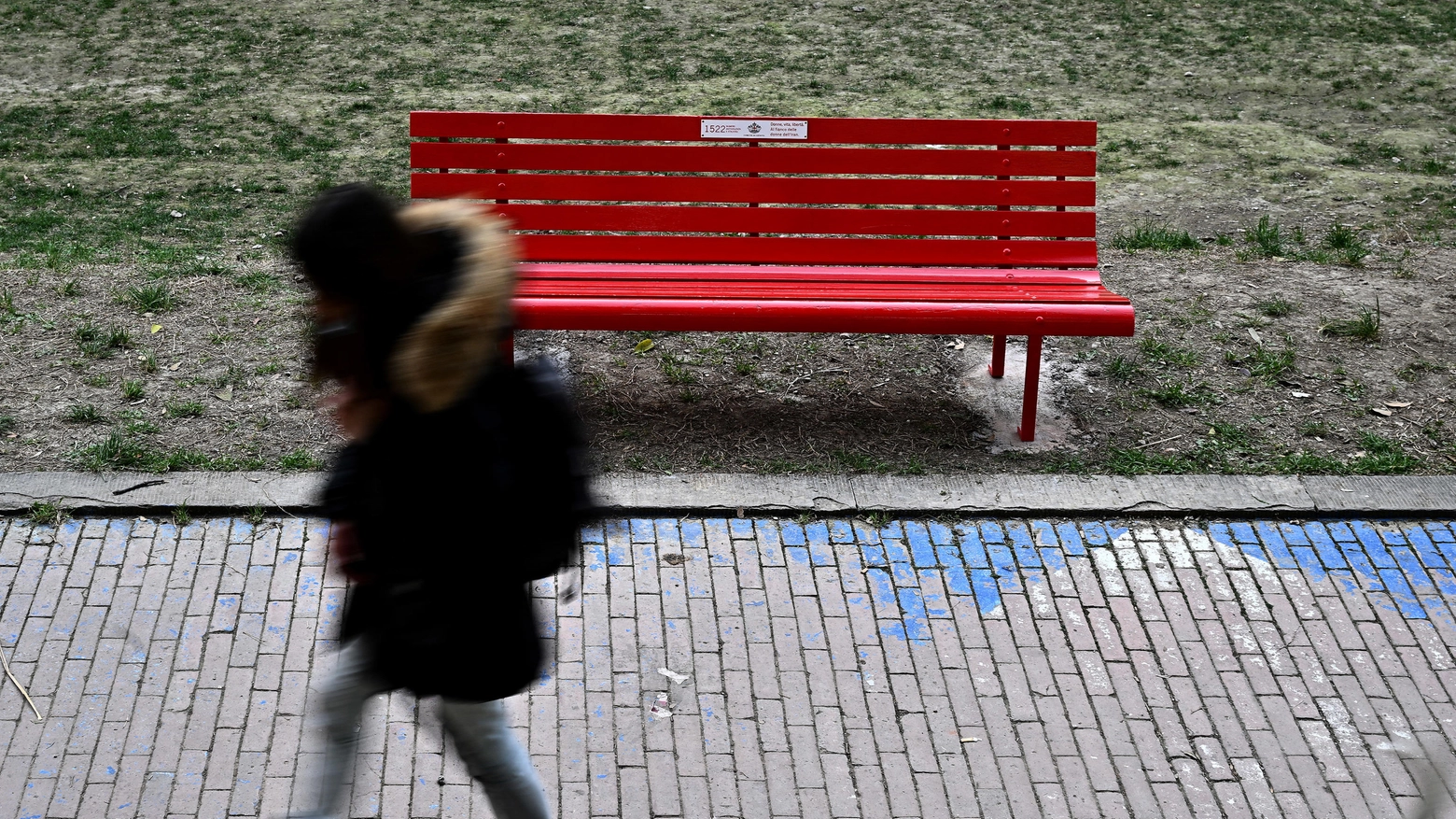 La panchina rossa, uno dei simboli contro la violenza alle donne La panchina rossa, uno dei simboli contro la violenza alle donne