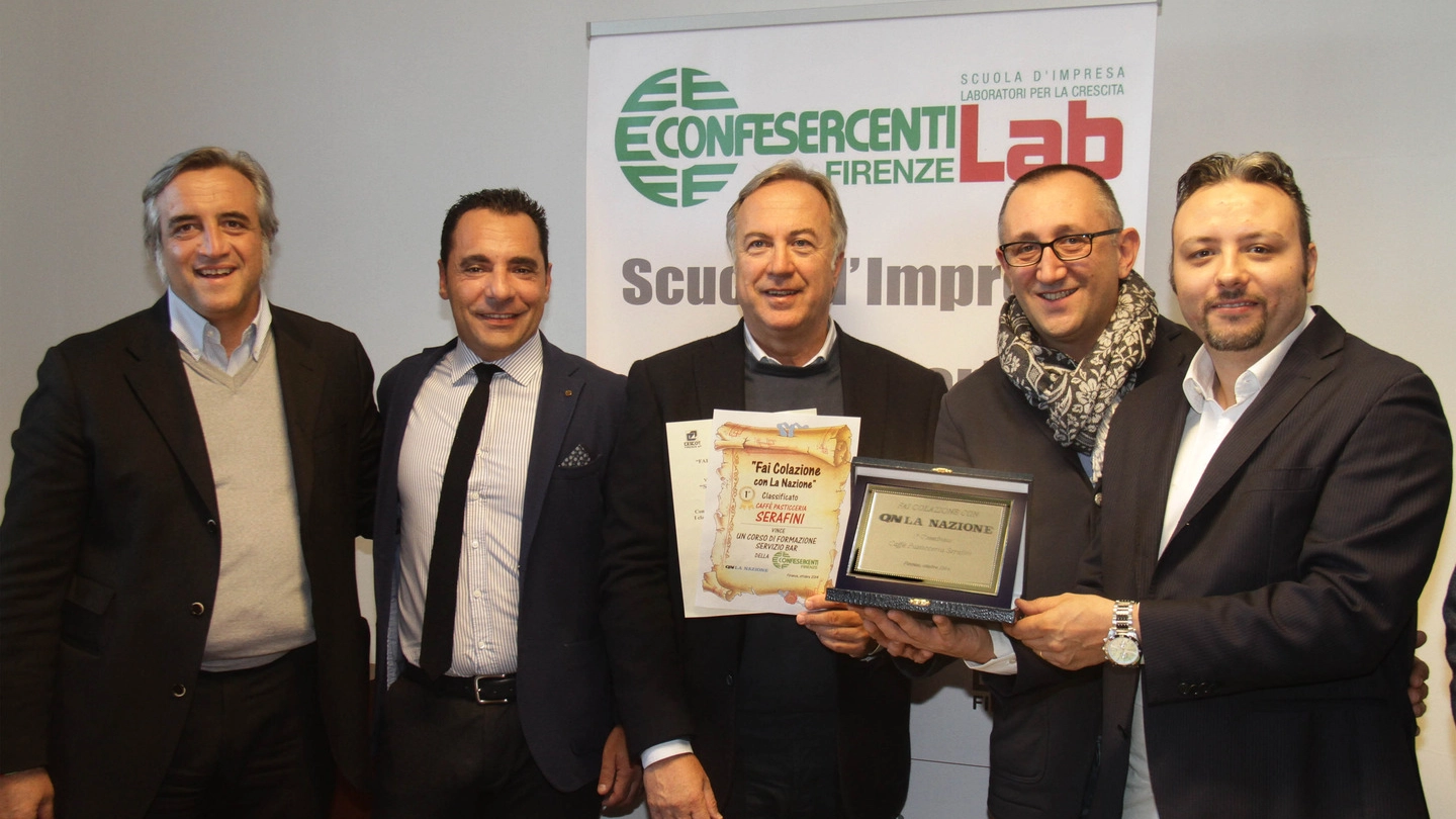 Luigi Caroppo, Nico Gronchi, Mauro Avellini con i vincitori: il caffè Serafini