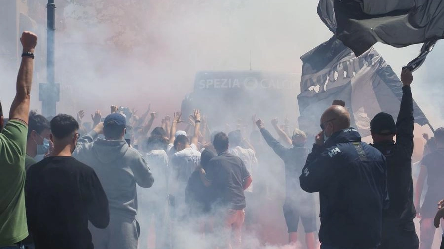Tifosi dello Spezia incitano la squadra prima di Spezia-Napoli