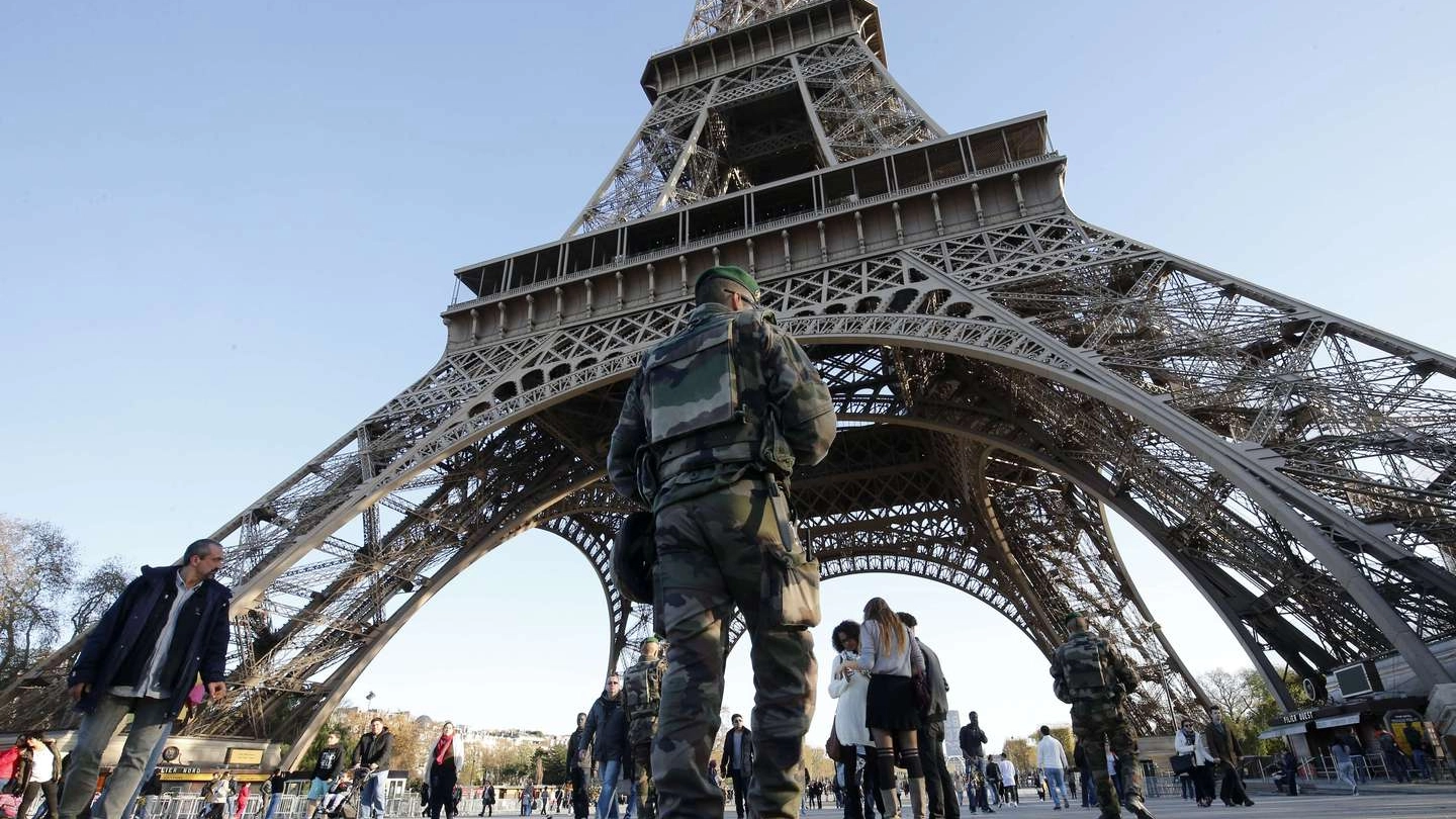 Attentati a Parigi, agenti davanti alla Tour Eiffel (Afp)