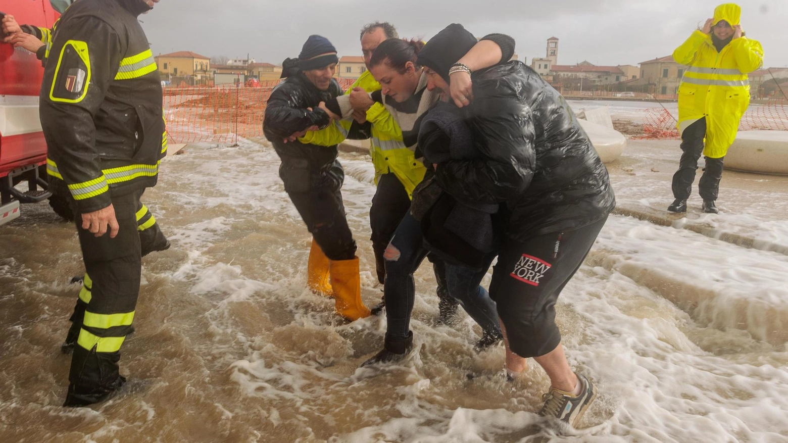 E se le cose cominciassero a precipitare...? - Pagina 174 Mare-e-vento-disastro-bis-a-marina-protezioni-inutili-e-tutto-allagato