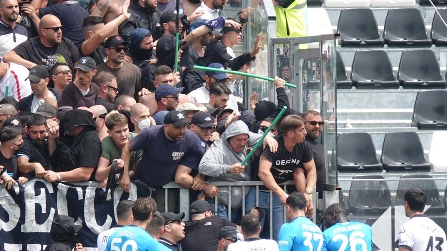 Spezia-Napoli di domenica scorsa: scontri fra tifosi dentro e fuori lo stadio