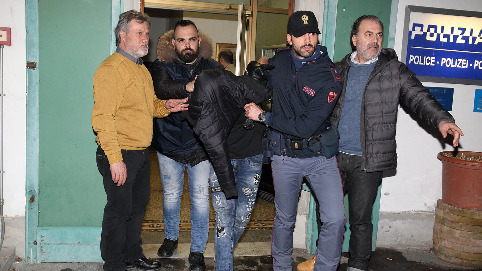 Un momento dell'arresto degli aggressori dell'ispettore Pieri