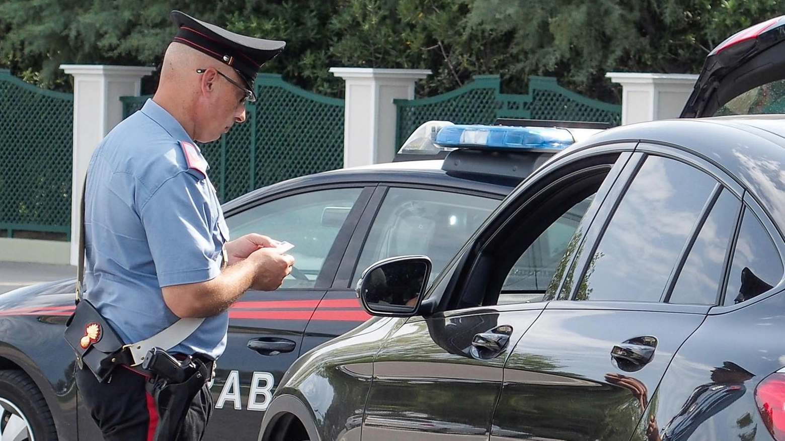 Ubriachi al volante E con la droga in tasca Due ventenni nei guai Ubriachi al volante E con la droga in tasca Due ventenni nei guai