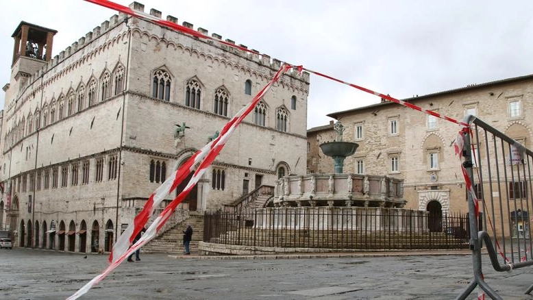 Il centro di Perugia deserto: la zona rossa è necessaria per l’aumento dei casi di Covid
