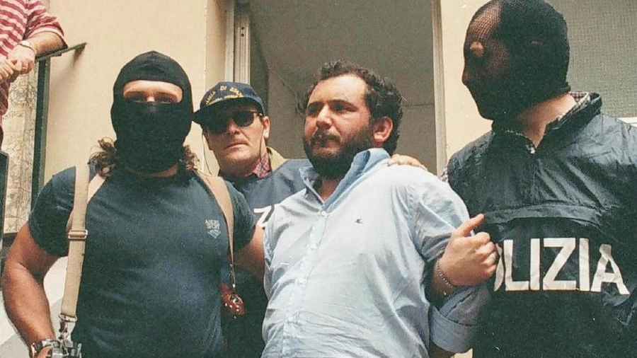 Brusca, il 21 maggio 1996, esce dalla Questura di Palermo per essere condotto in carcere
