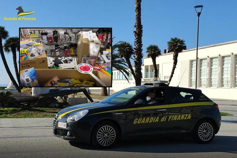 Guardia di finanza a Viareggio; nel riquadro il materiale sequestrato