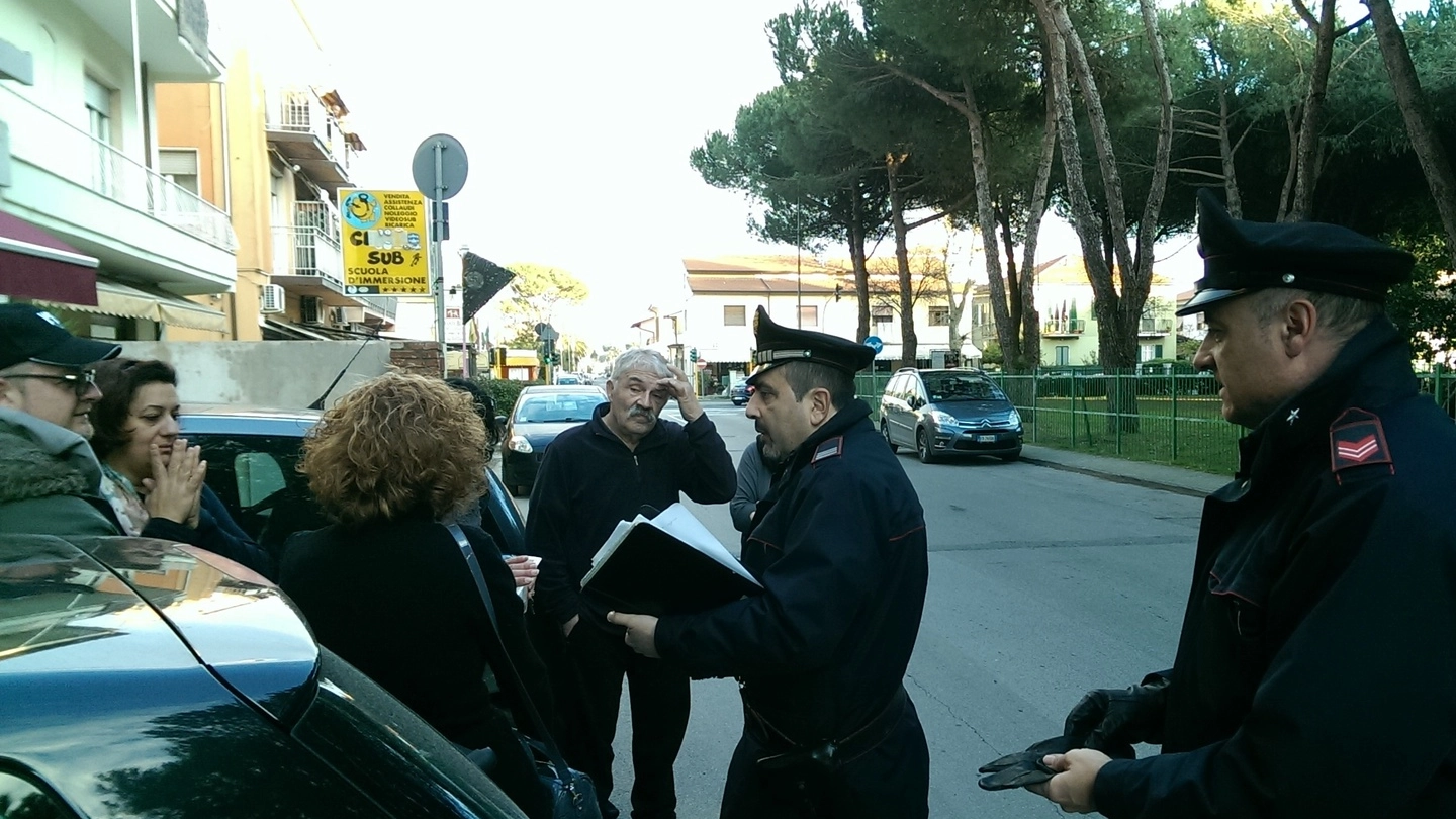La titolare Giordana Berzoni con i carabinieri