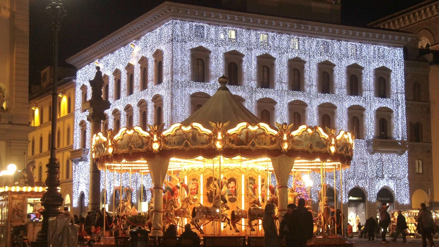 Firenze si illumina con le luci di natale (New Press Photo)