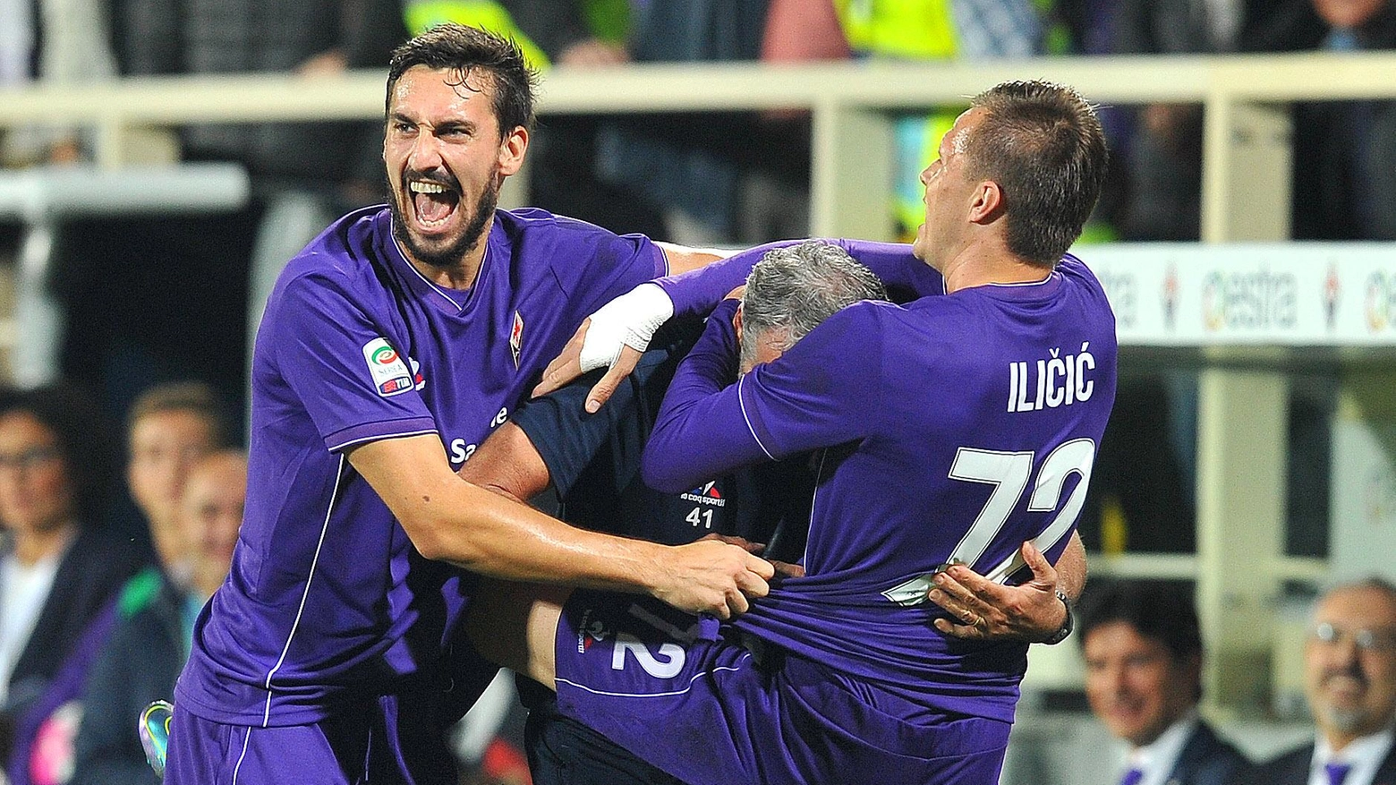 Il capitano della Fiorentina, Davide Astori, festeggia il gol di un compagno