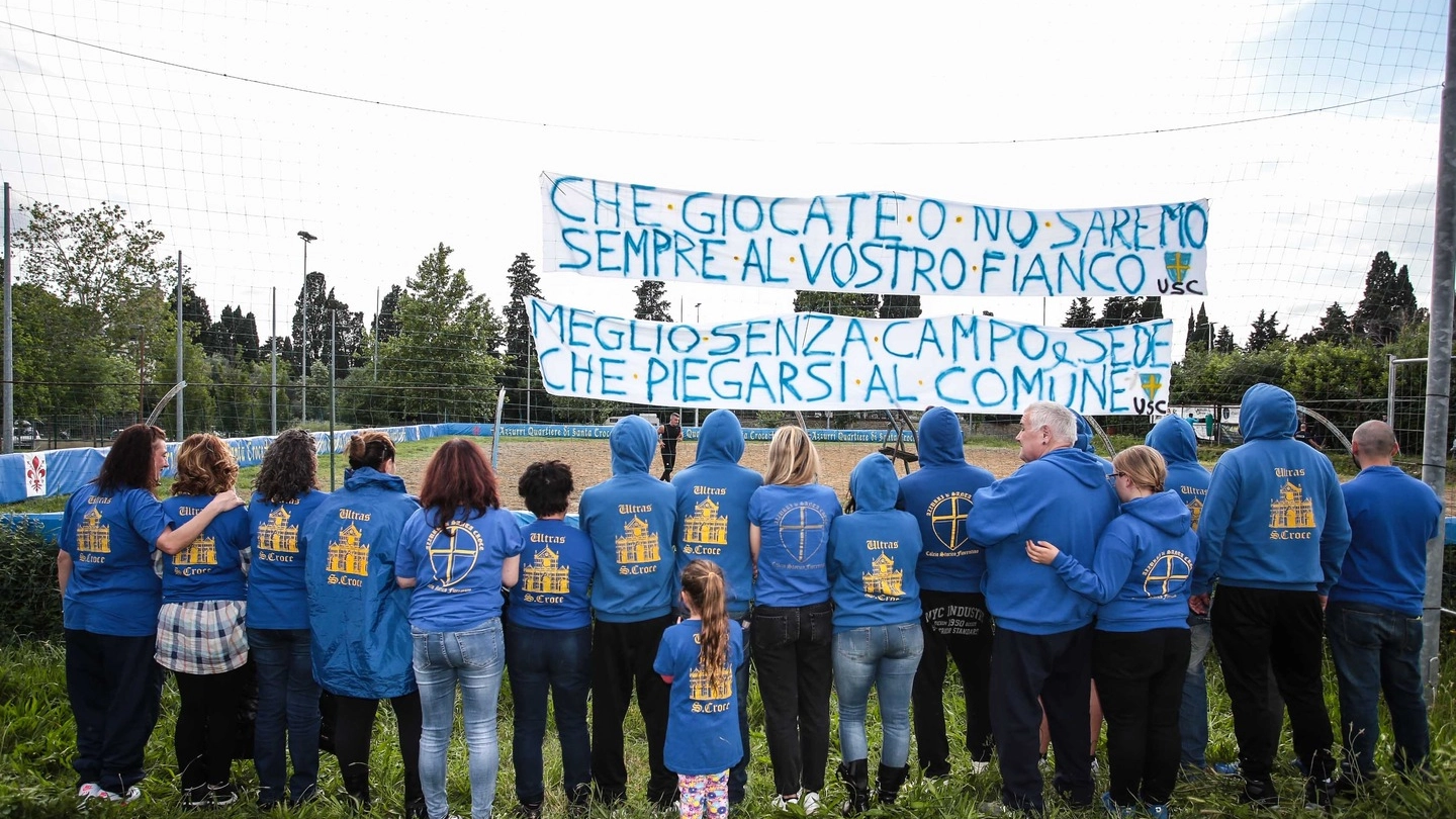 La protesta dei tifosi degli Azzurri (Giuseppe Cabras / New Press Photo)