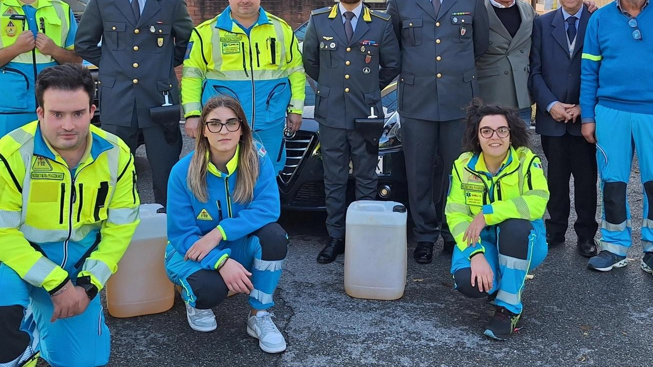 Il dono delle Fiamme gialle. Ben 200 litri di gasolio per aiutare la Misericordia Il dono delle Fiamme gialle. Ben 200 litri di gasolio per aiutare la Misericordia
