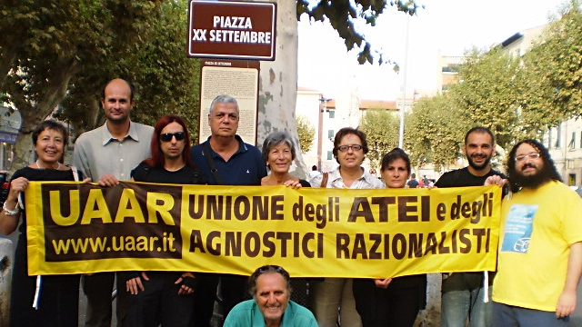 Una foto di gruppo in piazza XX Settembre dal blog Uaar