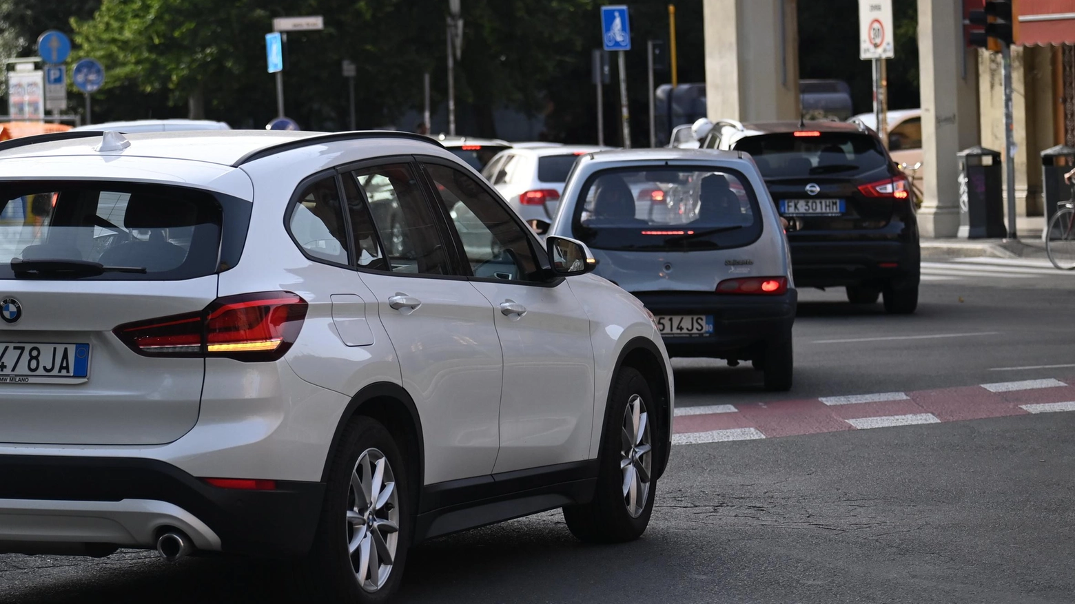 Porcari, auto a tutto gas fra le case Eplode la rabbia dei residenti Porcari, auto a tutto gas fra le case Eplode la rabbia dei residenti