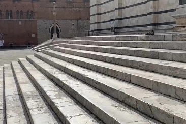 La scalinata del duomo di Siena vuota