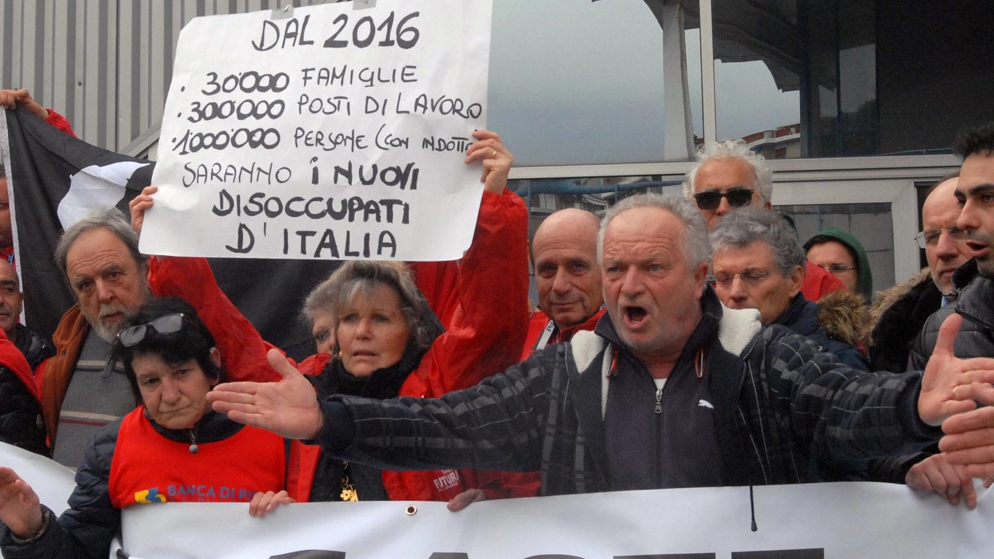 La protesta dei balneari a Carrara (foto Delia)