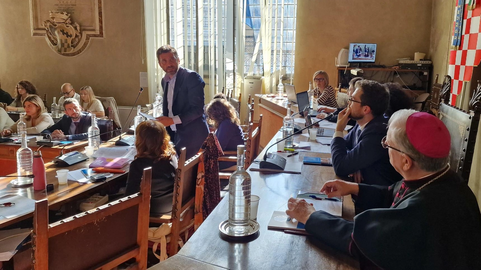 C’è il vescovo in aula: "I migranti sono realtà. Le istituzioni chiamate a dare una risposta"
