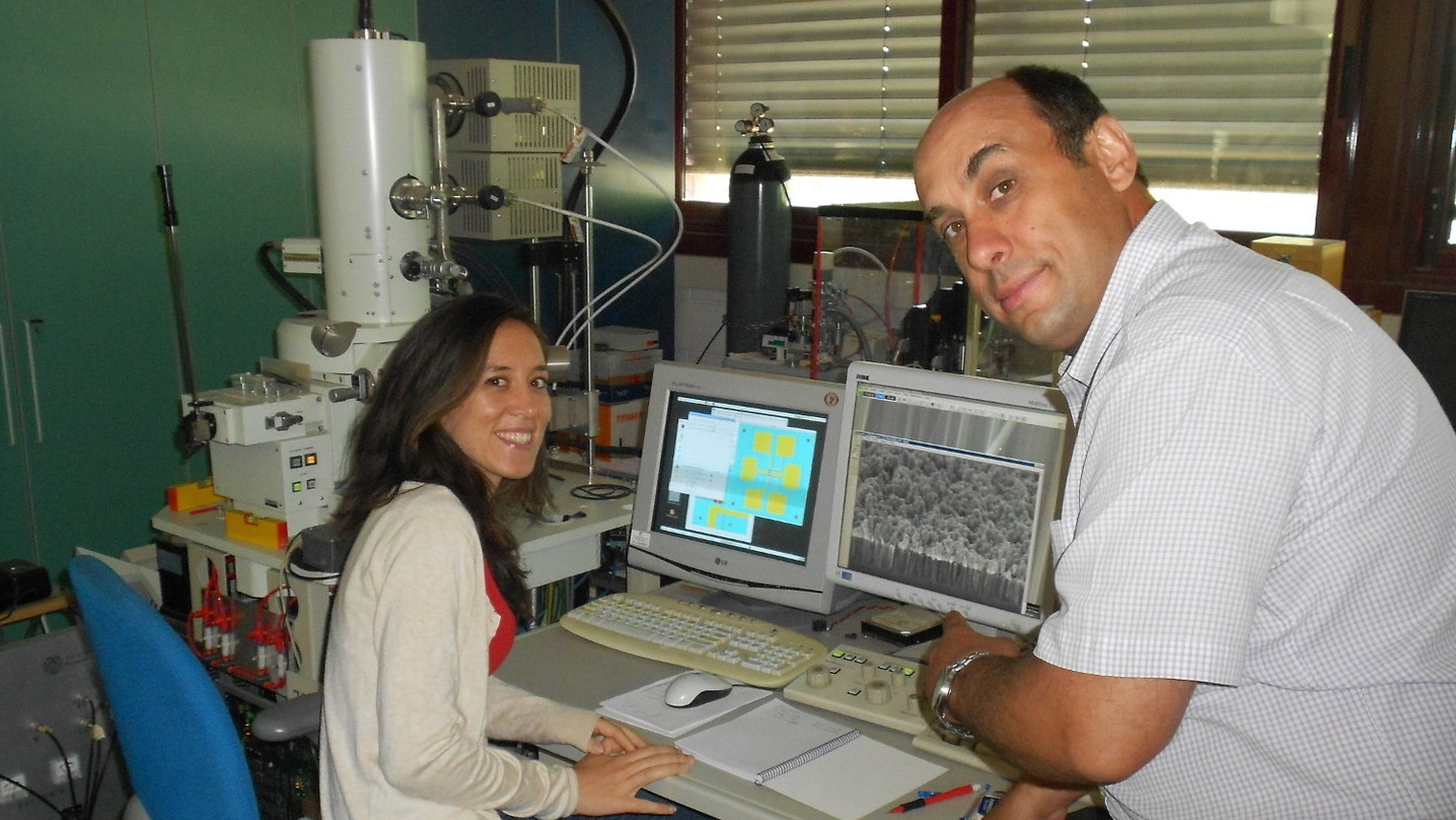 Elisabetta Dimaggio e Giovanni Pennelli al lavoro nel Laboratorio di Nanotecnologie, dipartimento di Ingegneria dell’Informazione, Università di Pisa.