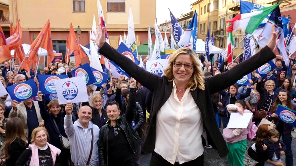 La prima cittadina uscente con lo spoglio ancora in corso: “Una vittoria straordinaria, di tutti i sarzanesi”. I complimenti di Matteo Salvini