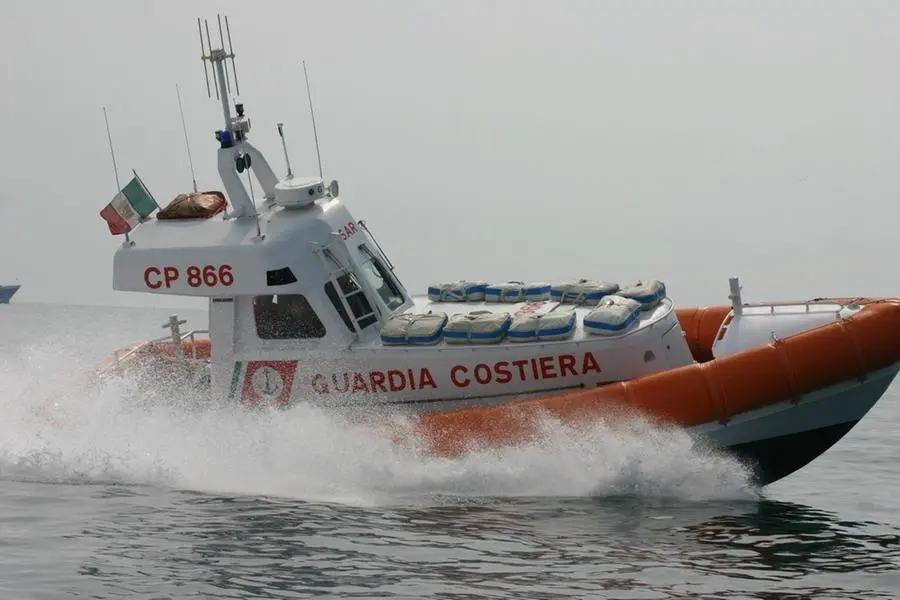 Si rompe l'albero, windsurfista in balia del vento e delle onde: salvato