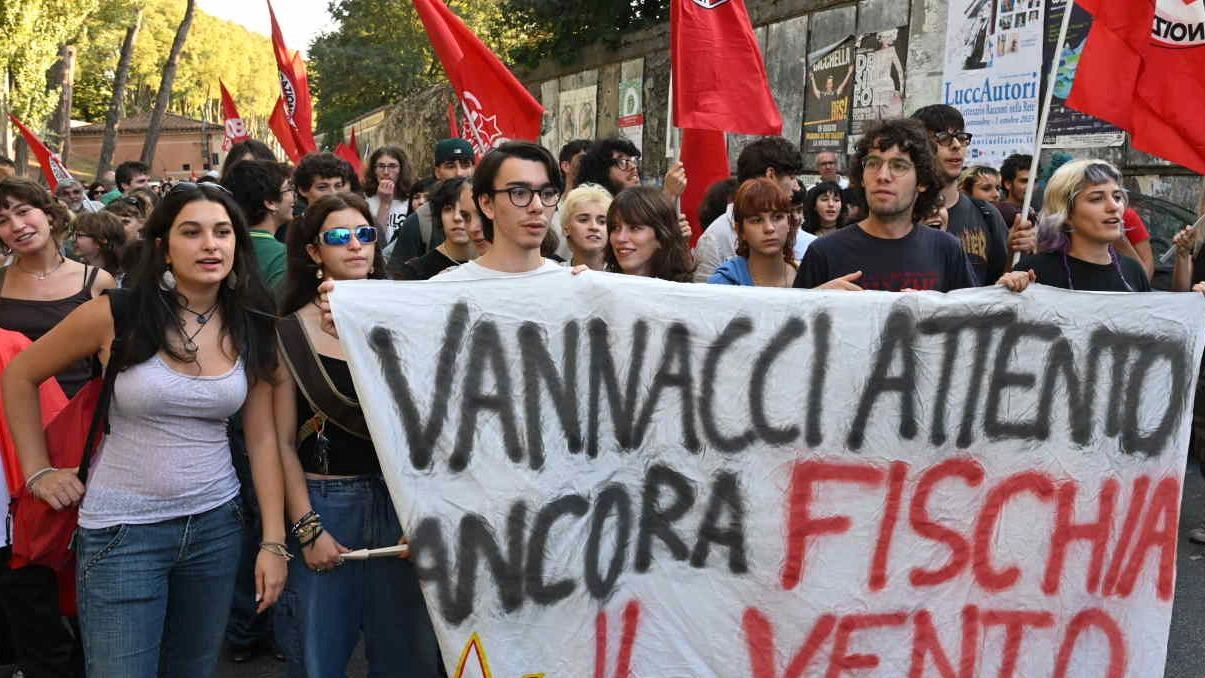 Vannacci “atterra“ in città. In duecento lo contestano