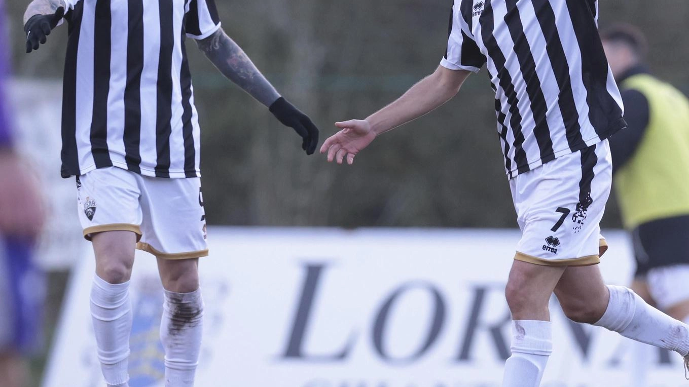La Robur Siena ha centrato 13 risultati utili consecutivi nel campionato di Eccellenza, il primo della storia bianconera. La striscia di vittorie si è fermata a sette, ma il pareggio con la Castiglionese è un ottimo risultato. I tifosi chiedono al Comune di accelerare i lavori per la sistemazione del terreno di gioco.