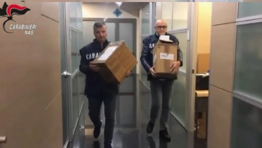 Due carabinieri del Nas di Firenze con alcuni dei farmaci sequestrati