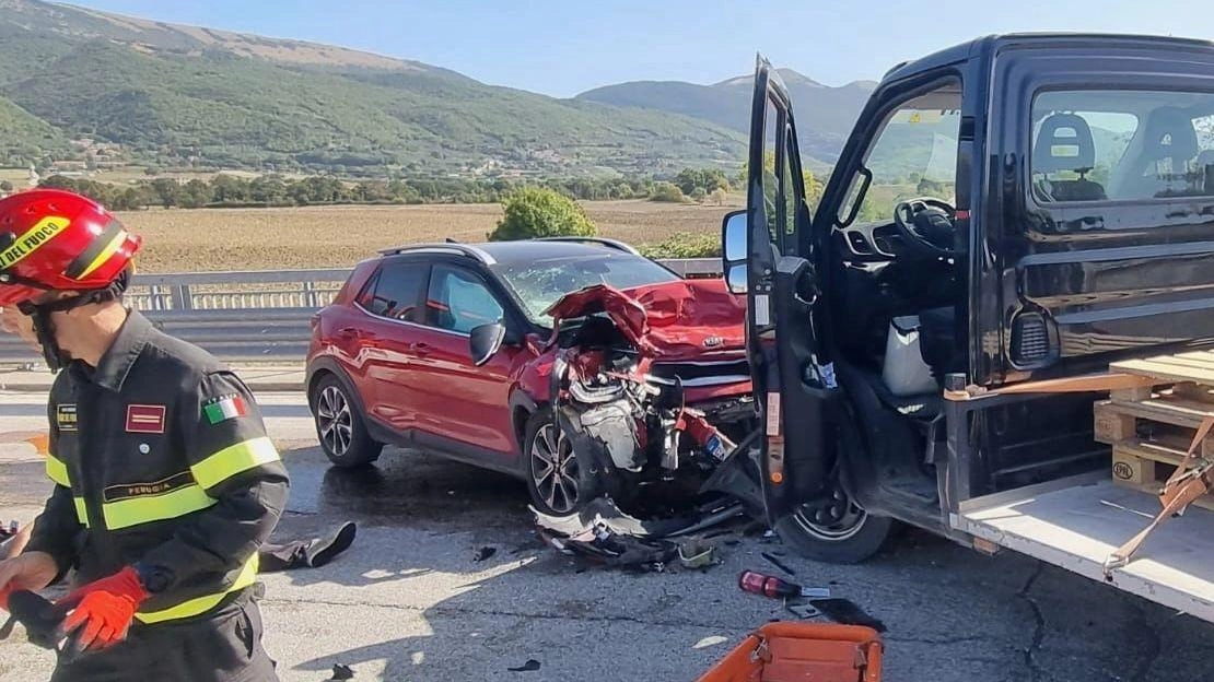 Scontro tra auto e furgone. Incidente sul cavalcavia. Tre persone in ospedale Scontro tra auto e furgone. Incidente sul cavalcavia. Tre persone in ospedale