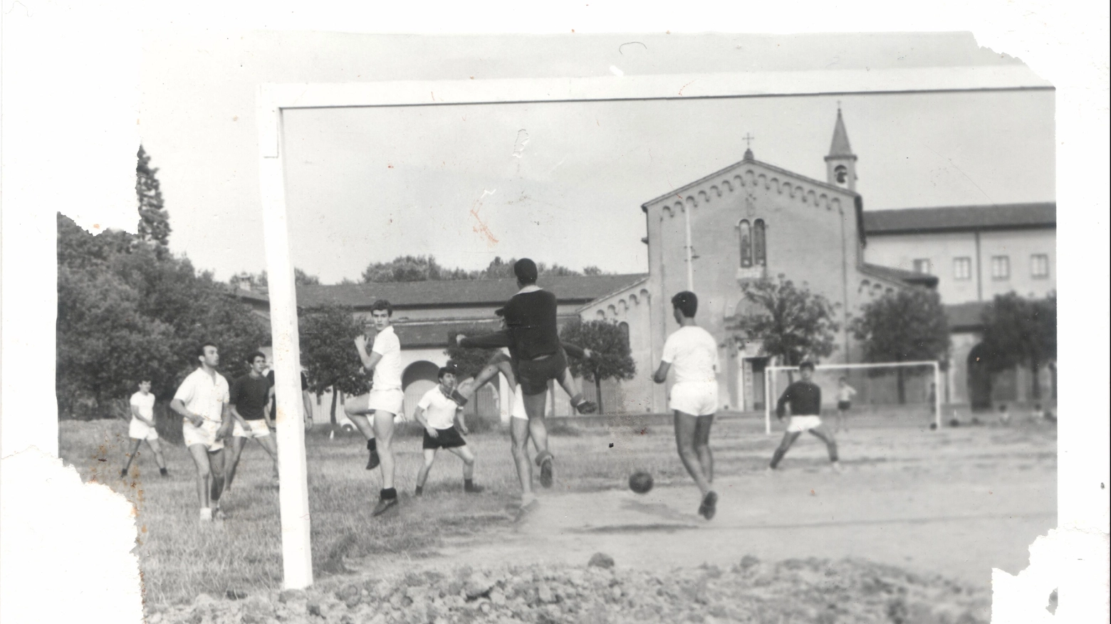 Le partite di calcio nel campetto davanti alla chiesa dei Cappuccini