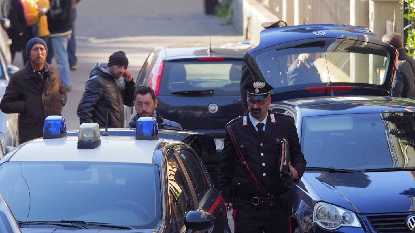 I carabinieri di fronte alla palazzina in cui si è consumato il delitto