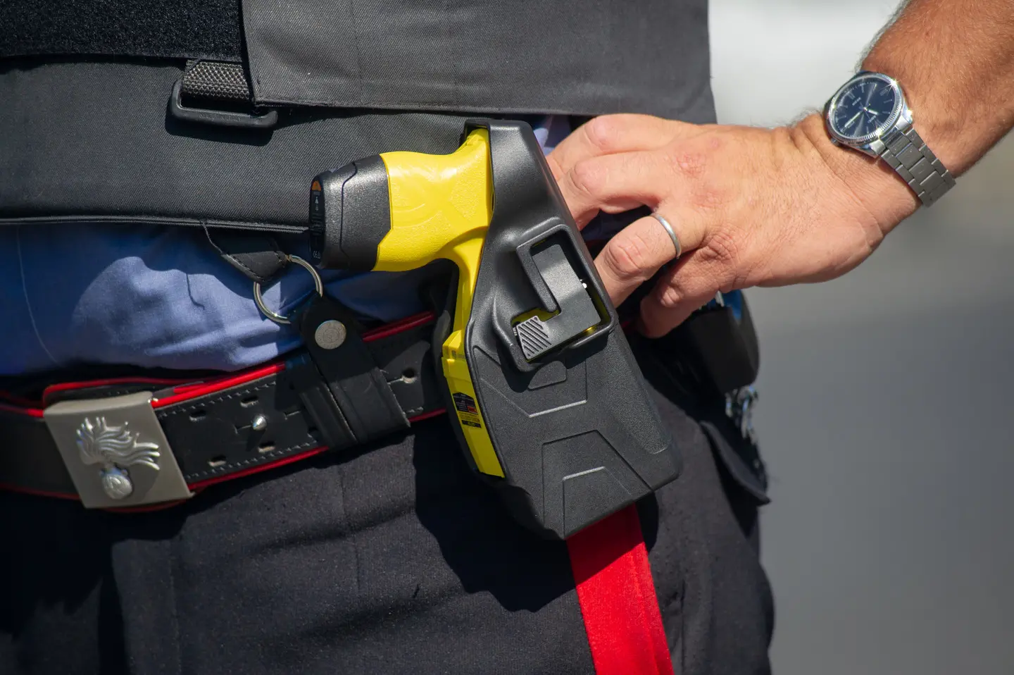 Polizia e carabinieri con il taser: “Pistola elettrica usata solo