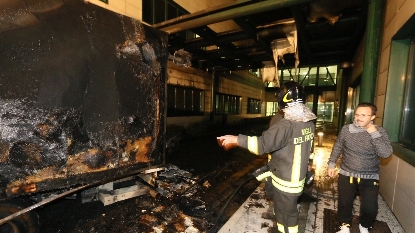Furgone va a fuoco all'ospedale di Empoli (Gianni Nucci/Germogli)