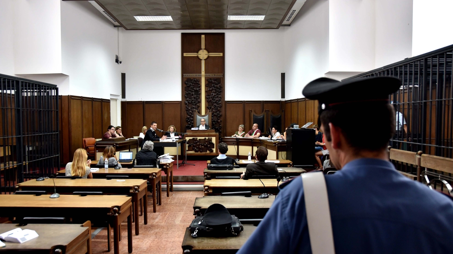 Un'aula di tribunale durante un processo penale 