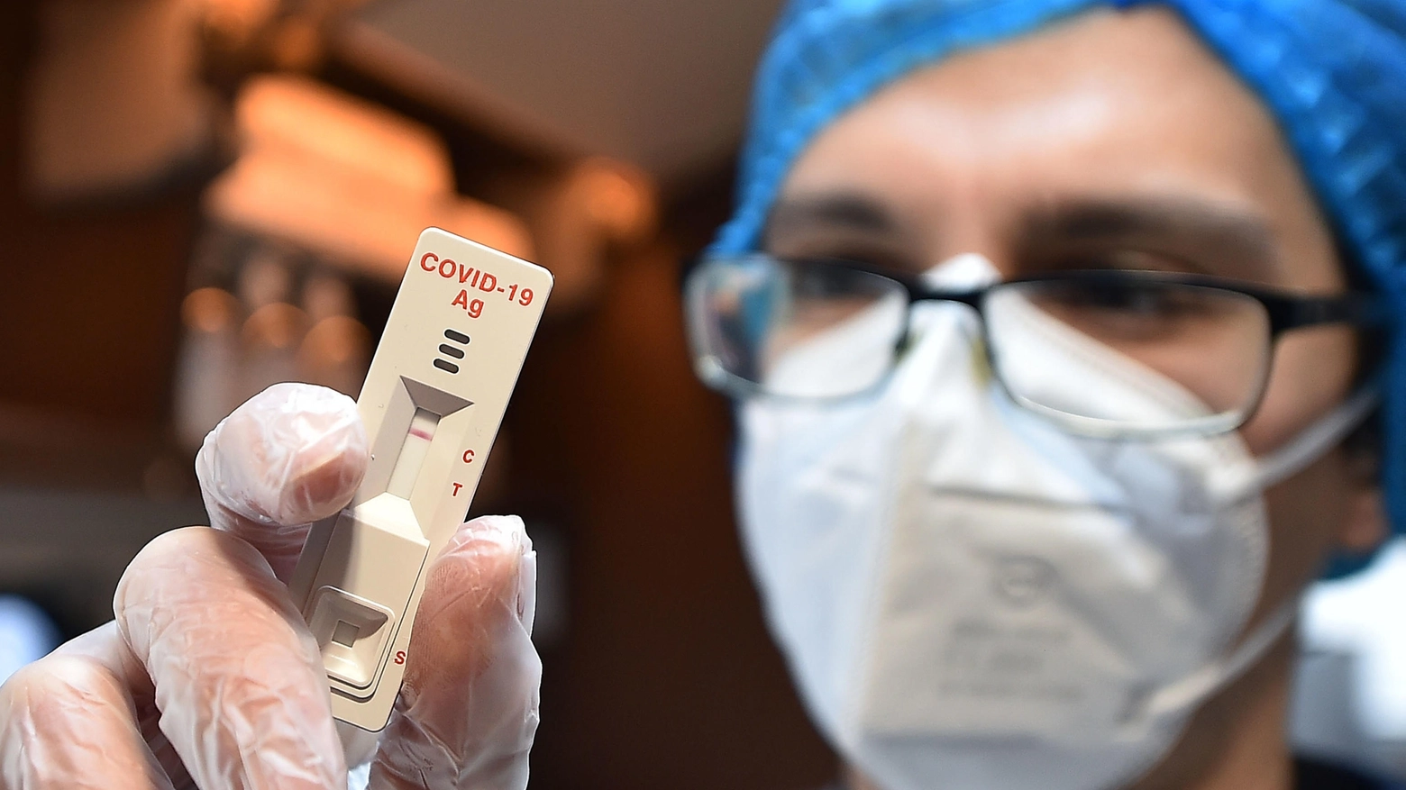 Un operatore sanitario controlla un tampone rapido per il Covid