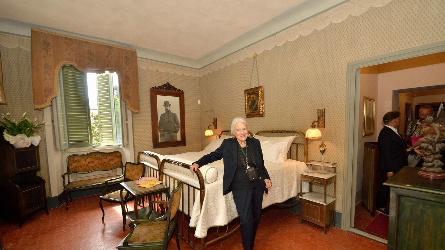 La nipote di Giacomo Puccini, Simonetta, nella camera da letto del Maestro