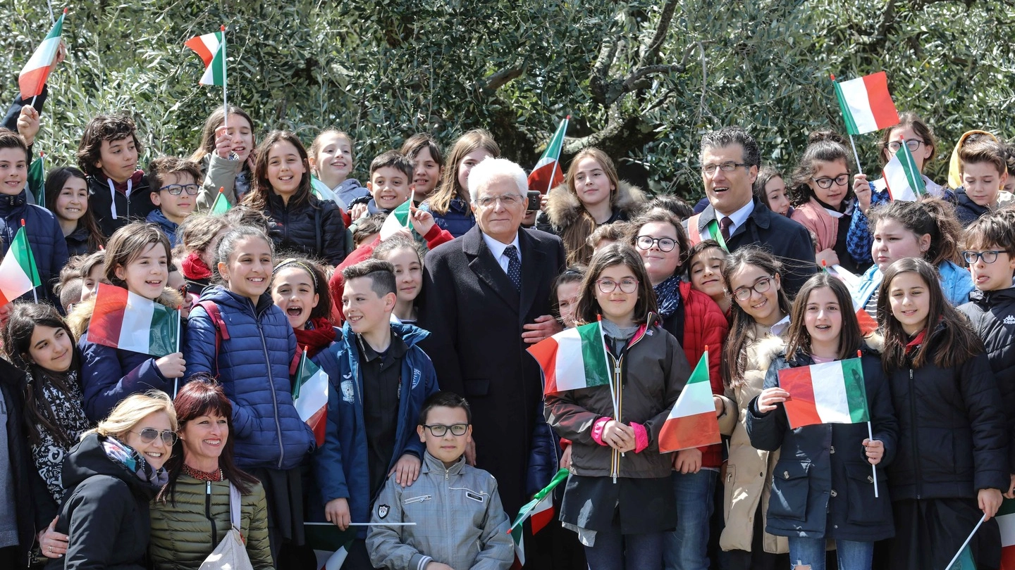 Il presidente della Repubblica, Mattarella, circondato dai bambini (Gasperini/Germogli)