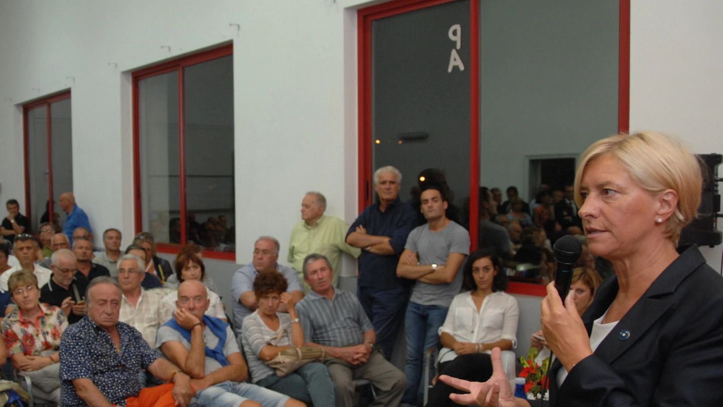 La sala gremita del circolo Castel Latino 51 a Vecchiazzano mentre interviene il ministro Roberta Pinotti (Frasca)