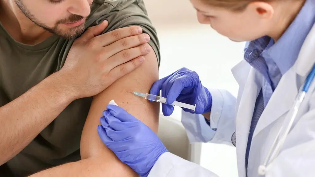 La stretta dell’influenza. Picco atteso per Natale. Anche il Covid fa paura: "Vaccini l’unica arma"