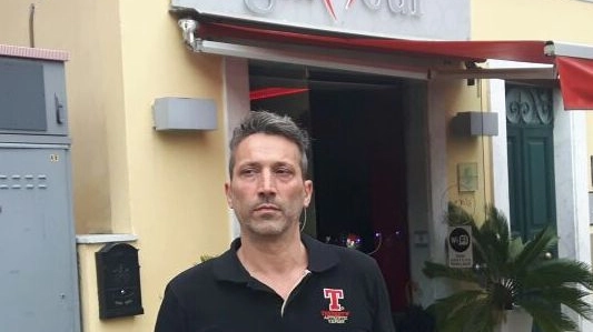 GESTORE Francesco Lecchi, imprenditore 46enne, di fronte all’ingresso del locale Glamour, in piazza San Giorgio a Sarzana