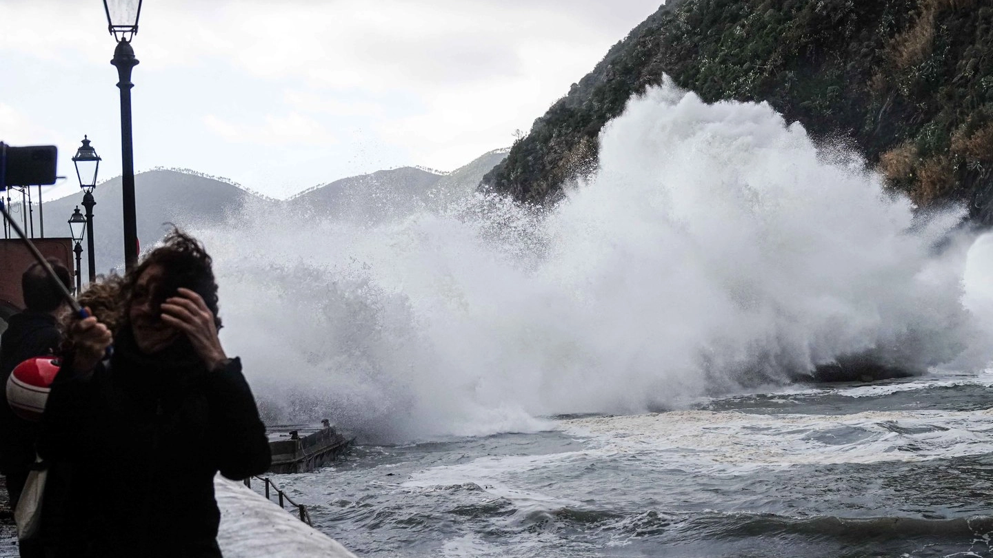 La forza delle onde spinte dal libeccio a Vernazza La forza delle onde spinte dal libeccio a Vernazza