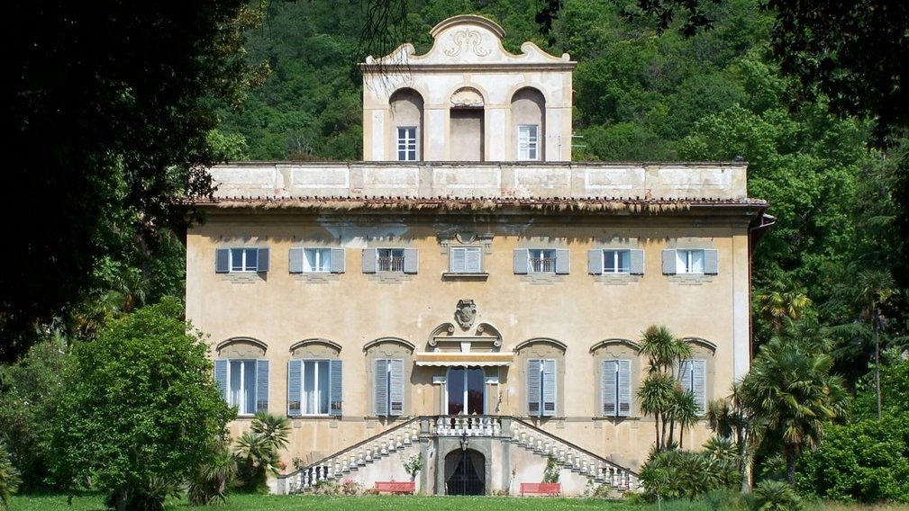 La maestosa facciata della villa Agostini a Corliano. 