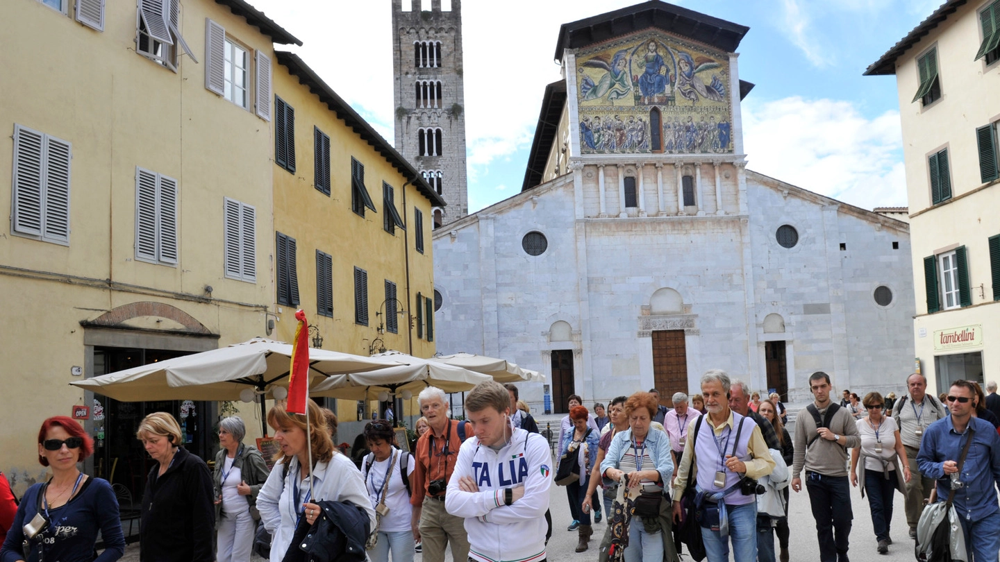 MORDI E FUGGI Spesso la visita di Lucca  è associata  a quella di Pisa