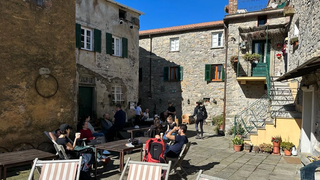 Piccolissimo centro della Val di Vara, rischiava di scomparire, poi la rinascita e il restauro delle seconde case. La testimonianza di Serenella Messina: "Abbiamo deciso di trasferirci qui. Natura e turismo strumenti di rilancio". .