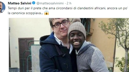 Il post di Facebook scritto da Salvini, con la foto di don Biancalani